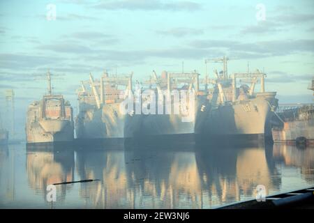 Stillgelegte USN Schiffe dockside in Philadelphia mit anderen in der Hintergrund Stockfoto