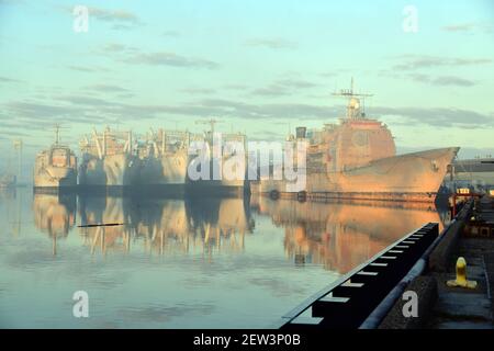 Stillgelegte USN Schiffe dockside in Philadelphia mit anderen in der Hintergrund Stockfoto