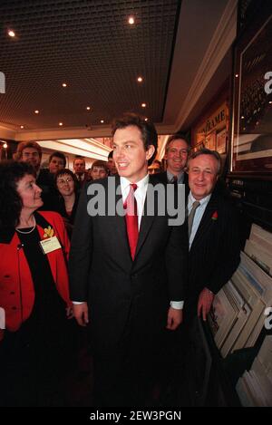 Gewerkschaftsführer Tony Blair mit Ben Chapman, der den gewonnen hat Wirral South von Wahl für Arbeit kommen in den Waliser Arbeiterpartei-Konferenz Stockfoto