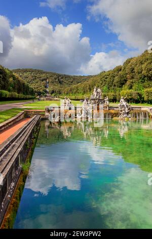 Caserta Palace Royal Garden. Skulpturengruppe: Der Brunnen von Ceres. Es ist eine ehemalige königliche Residenz in Caserta, die für die Bourbon-Könige erbaut wurde. Stockfoto