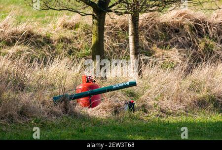 Ein Gasvogel Scarer an einem Feldrand auf einer Farm, um Vögel von der Ernte zu halten, East Lothian, Schottland, Großbritannien Stockfoto