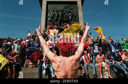 Schottische Fans singen ihre Herzen zur Unterstützung ihrer Fußballmannschaft in Trafalgar Square vor dem England gegen Schottland Spiel während der Euro 96 Dbase Stockfoto