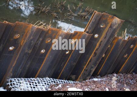 Blech, Spundierung, Position, im Boden, Stütze, Flussufer, ineinander verschränken Kanten, in den Boden getrieben, Erdretention Aushub Unterstützung. Stockfoto