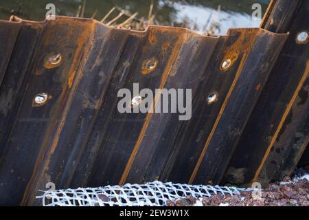 Blech, Spundierung, Position, im Boden, Stütze, Flussufer, ineinander verschränken Kanten, in den Boden getrieben, Erdretention Aushub Unterstützung. Stockfoto