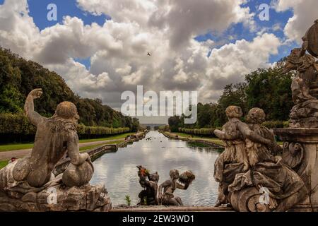 Caserta Palace Royal Garden. Skulpturengruppe: Der Brunnen von Ceres. Es ist eine ehemalige königliche Residenz in Caserta, die für die Bourbon-Könige erbaut wurde. Stockfoto