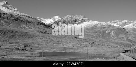 Der Klimawandel lässt die Gletscher schmelzen und strafft auch den Permafrost ab. Der globale Klimawechsel schmilzt den Permafrost der schweizer alpen. Der Stockfoto