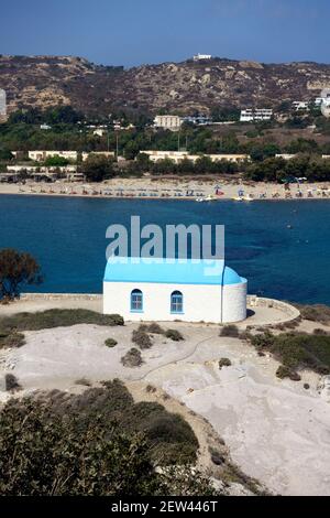 Griechische Kirche, Agios Niklaos, auf der Insel Katri mit dem Dorf Kefalos auf Kos im Hintergrund Stockfoto