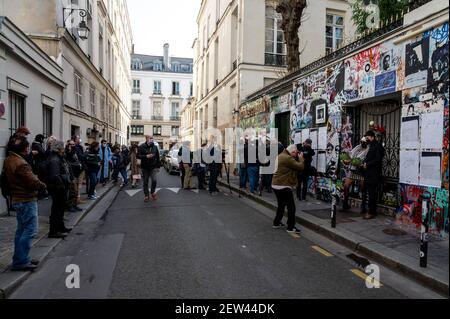 Fans und Reporter versammeln sich am 2. März neben dem Haus des verstorbenen Sängers und Autors Serge Ganisbourg, rue de Verneuil, in Paris, Frankreich, 2021, an dem Tag, an dem Gainsbourg vor 30 Jahren verstarb, am 2. März 1991. Die Fassade des Hauses ist regelmäßig mit Graffitis und Fotos von Fans gemacht bedeckt. Das Innere des Hauses ist seit 1991 unberührt und wird bald als Museum eröffnet. Foto von Ammar Abd Rabbo/ABACAPRESS.COM Stockfoto