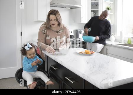 Eine junge interracial Familie Kochen zusammen in einer modernen Küche. Stockfoto