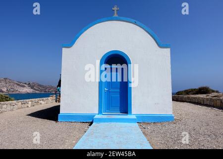 Agios Nikolaos, eine traditionelle blau-weiß bemalte Kirche, auf der Insel Kastri bei Kefalos auf Kos, Griechenland Stockfoto