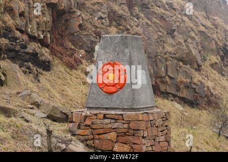 Der Grenzstein von Lancashire, der an der Grenze von Lancashire Yorkshire zur Autobahn M62 bei Scammonden liegt. Stockfoto