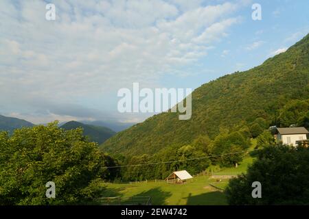 Panoramablick auf das Valtellina-Tal, Provinz Sondrio, Lombardei, Italien, von Ardenno Stockfoto