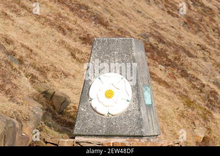 Die Yorkshire Rose Markeron die Lancashire Yorkshire Grenze auf der Autobahn M62 bei Scammonden Stockfoto