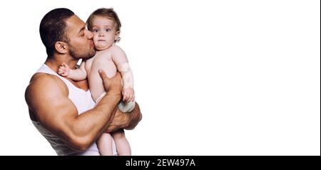 Horizontale Ansicht mit weißen leeren Kopie Raum Hintergrund junge liebevolle Athletische gemischte Rennen Vater hält auf starken muskulösen Händen schön Kleinkind Kuss dau Stockfoto