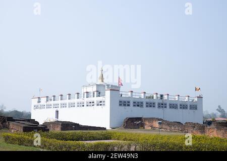 Lumbini, Nepal - Februar 23 2021: Heiliger Maya Devi Tempel in Lumbini, Nepal. Heilige Pilgerstätte für buddhistische Anhänger. Stockfoto