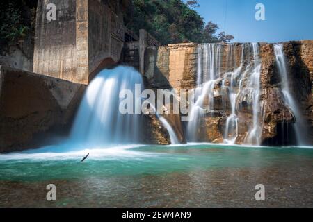 Gleichmäßige Langzeitbelichtung des Wasserfalls. Cremig schöner Wasserfall fällt von einer Klippe in den Bergen. Stockfoto