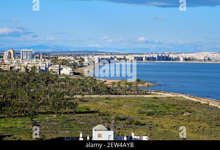 Drone Point Draufsicht Küstenresort Stadt Torrevieja. Ruhiges Wasser im Mittelmeer an sonnigen, warmen Tagen. Costa Blanca. Spanien Stockfoto