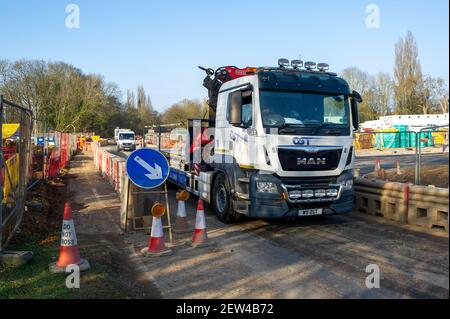 Denham, Buckinghamshire, Großbritannien. März 2021, 1st. Derzeit wird an dem Bau des HS2 Colne Valley Viadukts für die umstrittene High Speed 2 Rail-Verbindung von London nach Birmingham gearbeitet. Ein riesiges Wald- und Landschaftsgebiet wurde von HS2 Ltd in der Nähe des Denham Ski Club an der A412 North Orbital Road zerstört und das Gebiet ist jetzt nicht mehr zu erkennen. Die Straßen sind schmutzig wegen der Bauarbeiten und der zahlreichen LKWs, die entlang der Straße donnern. Das normalerweise beliebte öffentliche Recht des Weges DEN 3/1 durch den Wald wurde bis HS2 geschlossen. HS2 stellt 108 Urwälder, 693 Wildtiergebiete und 33 SSSI Stockfoto