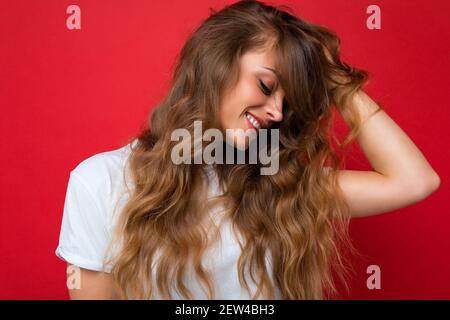 Close-up Porträt von schön aussehende attraktiv schöne liebenswerte ziemlich niedlich Winsome Wunderschöne fröhlich fröhlich fröhlich wellig-haarige blonde Frau auf Pastell isoliert Stockfoto