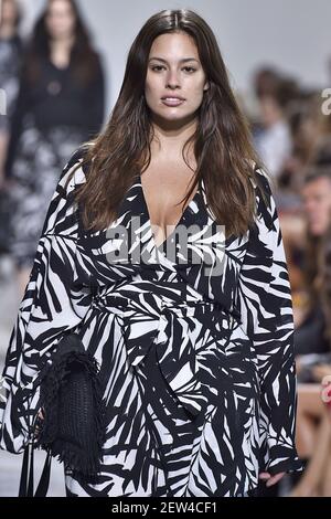 Model Ashley Graham lauft auf dem Laufsteg wahrend der Michael Kors Fashion Show auf der New York Fashion Week Spring Summer 2018 die am 13. September 2017 in New York NY stattfand. Foto von Jonas Gus...