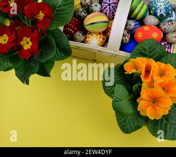 Tulpen, Primeln, bemalte Eier und Häschen-förmige Kekse Stockfoto