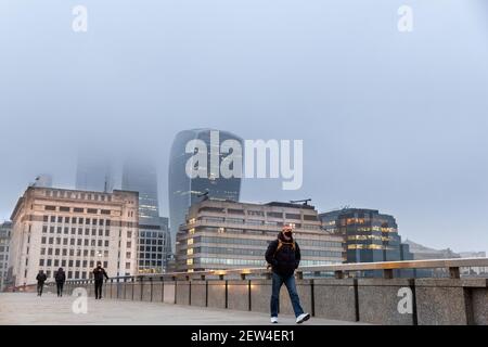 London, Großbritannien. März 2021, 02nd. Pendler überqueren die London Bridge durch die City of London, dem Finanzdistrikt der Hauptstadt, einen Tag bevor der britische Kanzler Rishi Sunak sein Budget liefern wird, ohne dass am 2. März 2021 in London, England, die Coronavirus-Sperre andauert. (Foto von Dominika Zarzycka/Sipa USA) Quelle: SIPA USA/Alamy Live News Stockfoto