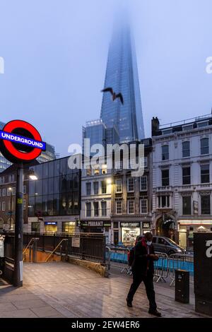 London, Großbritannien. März 2021, 02nd. Pendler laufen auf der London Bridge Street am Shard, dem Finanzzentrum der Hauptstadt, einen Tag bevor der britische Kanzler Rishi Sunak sein Budget bereitstellen wird, ohne dass am 2. März 2021 in London, England, die Coronavirus-Sperre andauert. (Foto von Dominika Zarzycka/Sipa USA) Quelle: SIPA USA/Alamy Live News Stockfoto