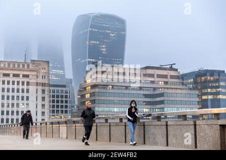 London, Großbritannien. März 2021, 02nd. Pendler überqueren die London Bridge durch die City of London, dem Finanzdistrikt der Hauptstadt, einen Tag bevor der britische Kanzler Rishi Sunak sein Budget liefern wird, ohne dass am 2. März 2021 in London, England, die Coronavirus-Sperre andauert. (Foto von Dominika Zarzycka/Sipa USA) Quelle: SIPA USA/Alamy Live News Stockfoto