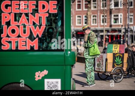 ROTTERDAM, NIEDERLANDE - MÄRZ 2: Ein Mann wird bei einem Ausflug des Canna-Voting-Busses von cannabis-stemwijzer.nl am 2. März 2021 in Rotterdam, Niederlande, gesehen. Der Bus soll den Menschen helfen zu entscheiden, wer ihre Stimme während der Parlamentswahlen vom März 17 erhält, basierend auf welcher Partei die Cannabis freundlichste Politik verfolgt wird. (Foto von Niels Wenstedt/BSR Agency/Alamy Live News) Stockfoto