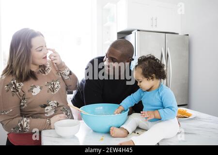 Eine junge interracial Familie Kochen zusammen in einer modernen Küche. Stockfoto