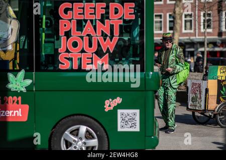 ROTTERDAM, NIEDERLANDE - MÄRZ 2: Ein Mann wird bei einem Ausflug des Canna-Voting-Busses von cannabis-stemwijzer.nl am 2. März 2021 in Rotterdam, Niederlande, gesehen. Der Bus soll den Menschen helfen zu entscheiden, wer ihre Stimme während der Parlamentswahlen vom März 17 erhält, basierend auf welcher Partei die Cannabis freundlichste Politik verfolgt wird. (Foto von Niels Wenstedt/BSR Agency/Alamy Live News) Stockfoto