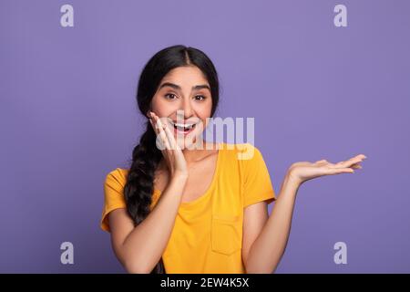 Glückliche junge indische Frau zeigt Kopie Raum Stockfoto