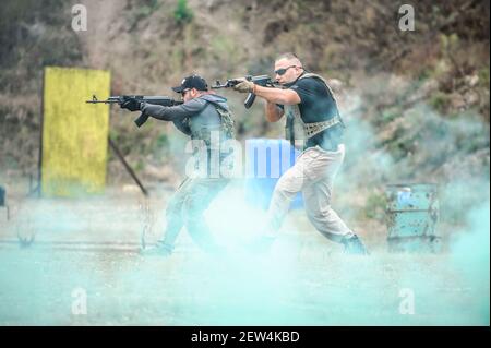Militärische Armee Soldaten in Aktion taktische Kampfschießen aus Gewehr Maschinengewehr. Schießen und Waffen. Outdoor-Aufnahmebereich Stockfoto