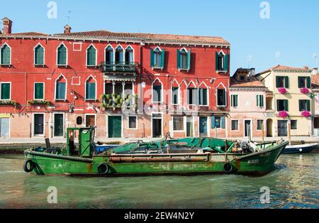 Frachtschiff für den Handel in den Kanälen der Stadt Venedig, Italien, Europa. Stockfoto