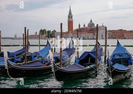 Gondeln am Markusplatz mit der Kirche San Giorgio Maggiore im Hintergrund - schöne und serene leere Aussicht - Venedig, Venetien, Italien Stockfoto