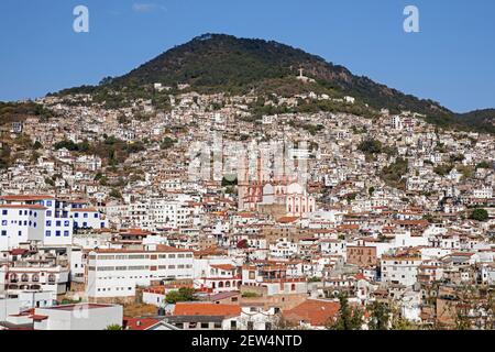 Blick über das koloniale Stadtzentrum von Taxco de Alarcón und die Kirche Santa Prisca, Guerrero, Mexiko Stockfoto