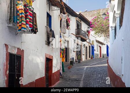 Gasse mit Souvenirläden und weißen Häusern das koloniale Stadtzentrum von Taxco de Alarcón, Guerrero, Mexiko Stockfoto