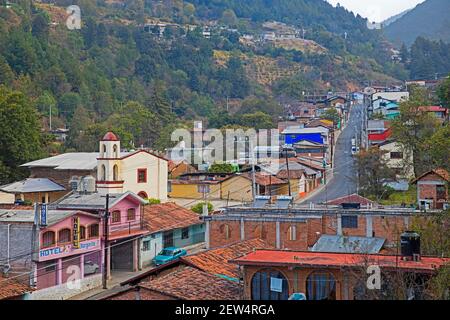 Die kleine Stadt Angangueo, bekannt für seine Geschichte des Bergbaus und seine Lage im Monarch Butterfly Biosphere Reserve, Michoacán Staat, Mexiko Stockfoto