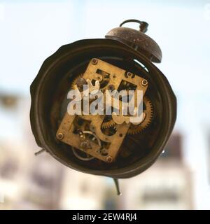 Zahnräder eines alten goldenen Weckers mit Glocke. Stockfoto
