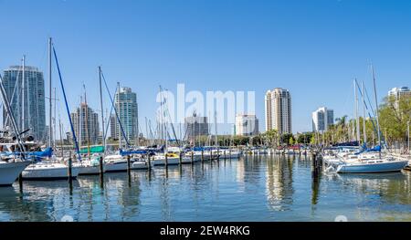 Skyline der Stadt hinter St. Petersburg Municipal Marina vom neuen St. Pete Pier eröffnet 2020 in St. Petersburg Florida USA Stockfoto