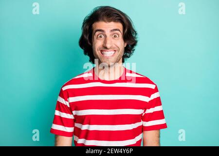 Portrait von schönen fröhlich funky braunhaarigen Kerl lächelnd aufrichtig isoliert Über hellgrünen türkisfarbenen Hintergrund Stockfoto