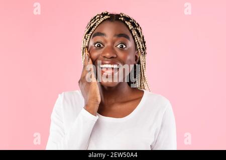 Nahaufnahme Porträt der schockierten jungen schwarzen Frau Stockfoto