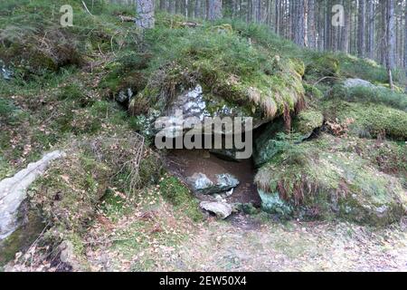 Nahaufnahme von riesigen Felsen in einem Wald, der mit grünem Moos bedeckt ist Stockfoto