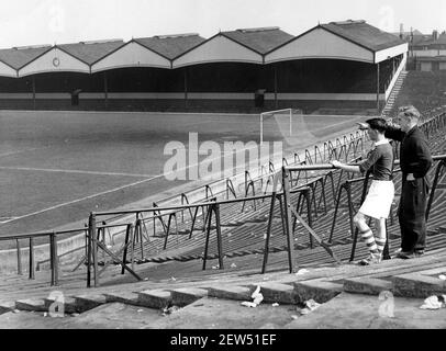 Wolverhampton Wanderers Fußballverein Kapitän Billy Wright zeigt einen jungen Bursche um das Molineux-Stadion im Jahr 1950s Stockfoto