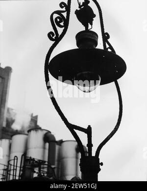 Alte Gaslampe bei Dudley Gas Works in The Black Country, West Midlands, UK 1953 Stockfoto