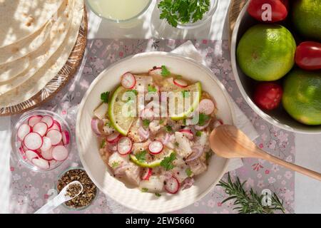 Nahaufnahme einer peruanischen Ceviche mit Fischstücken und Zitronen Stockfoto