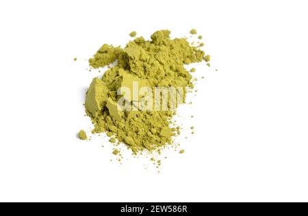 Matcha ist fein gemahlenes Pulver aus speziell angebauten und verarbeiteten grünen Teeblättern, das traditionell in Ostasien konsumiert wird. Stockfoto