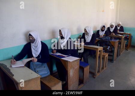 Nach mehr als einem Jahr Sperrung aufgrund der Coronavirus-Pandemie wurden die Schulen für die Klassen 9 bis 12 wieder eröffnet. Srinagar, Kaschmir. Stockfoto