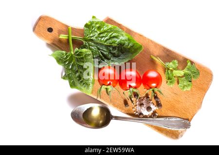 Vegetarisches mediterranes Frühstück aus Kirschtomaten mit verschiedenen Kräutern und Gewürzen mit Olivenöl. Stockfoto