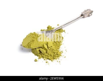 Matcha ist fein gemahlenes Pulver aus speziell angebauten und verarbeiteten grünen Teeblättern, das traditionell in Ostasien konsumiert wird. Stockfoto